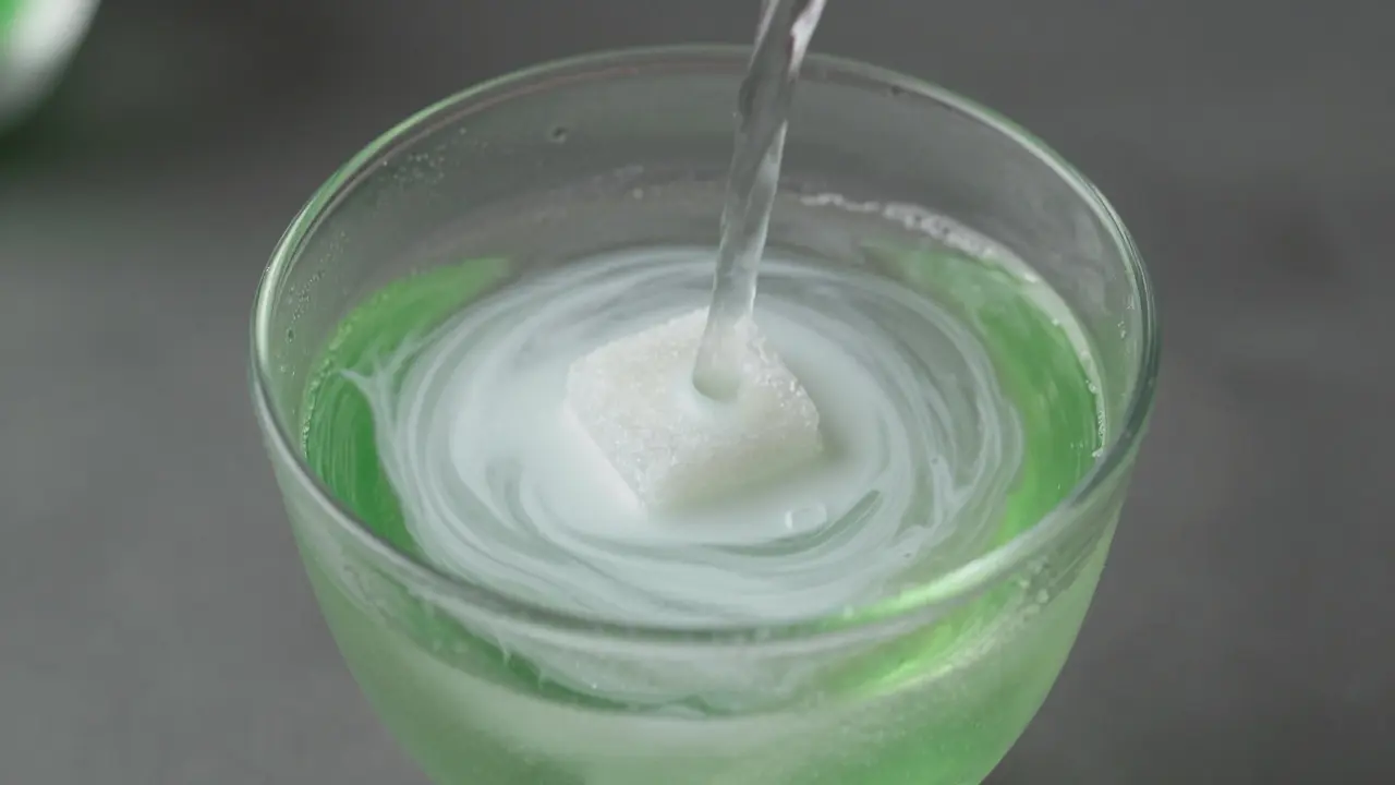 Záběr louche efektu při ředění absintu studenou vodou